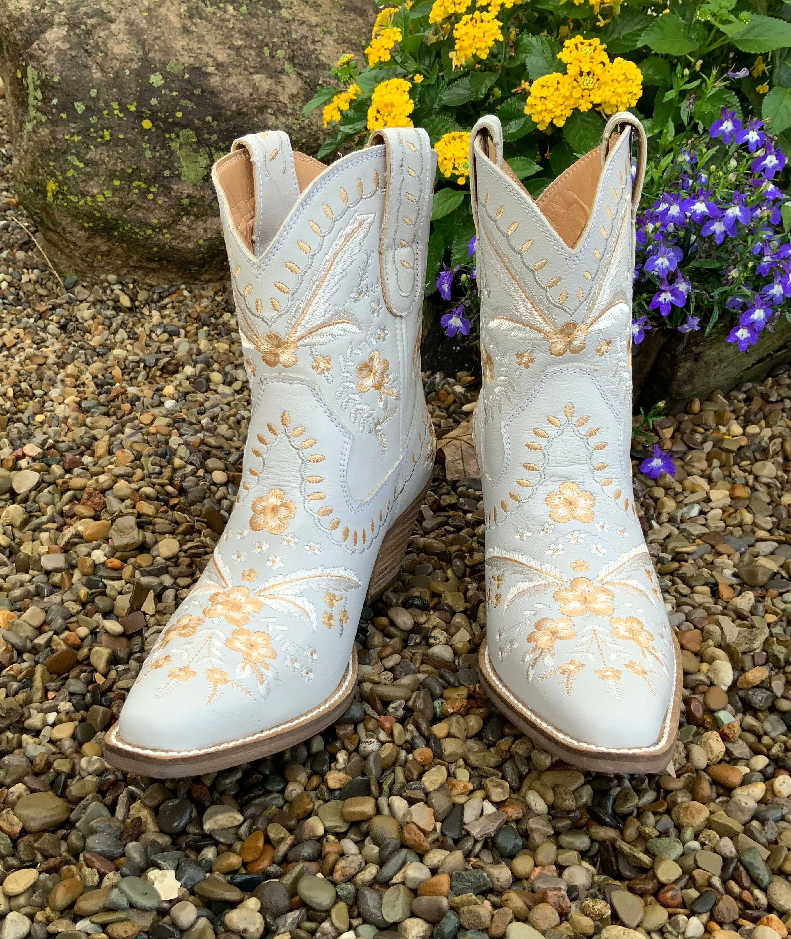 Dingo Women's Primrose White Cowgirl Ankle Booties DI748
