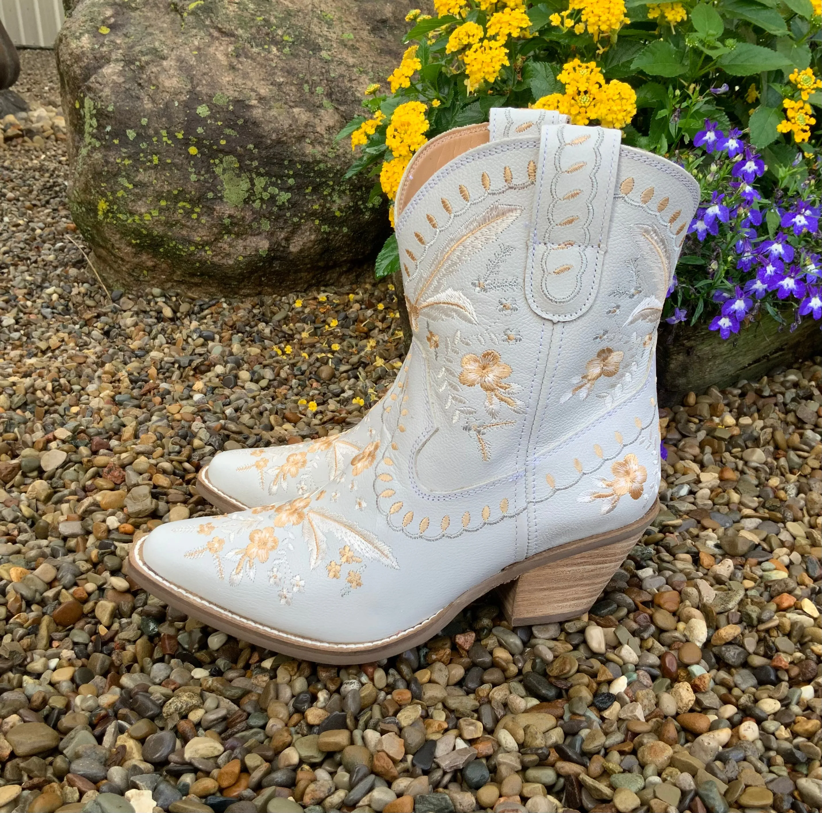 Dingo Women's Primrose White Cowgirl Ankle Booties DI748