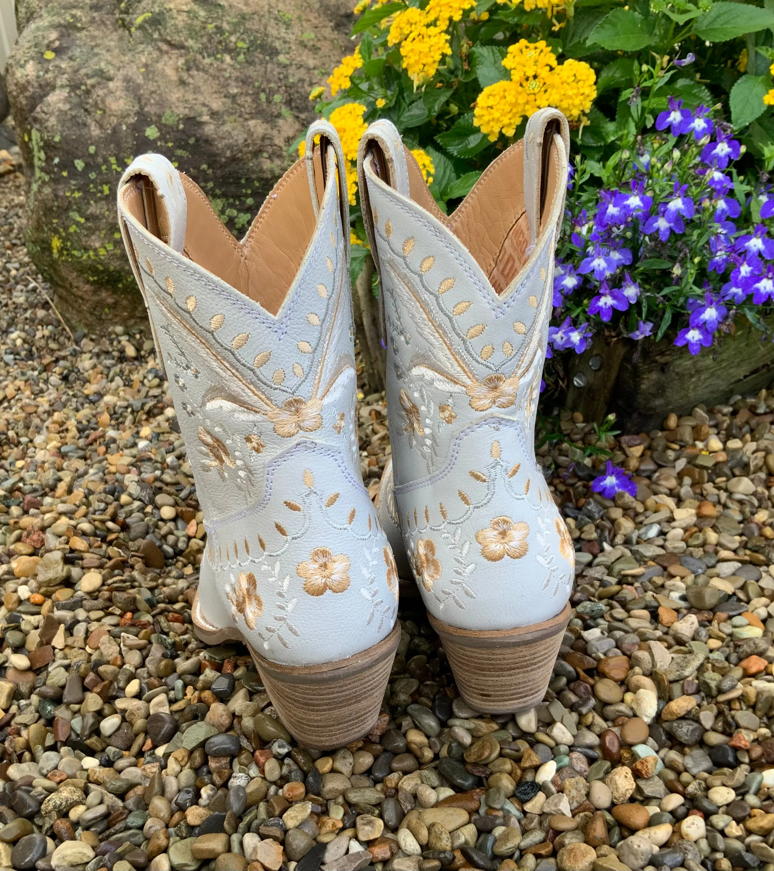 Dingo Women's Primrose White Cowgirl Ankle Booties DI748